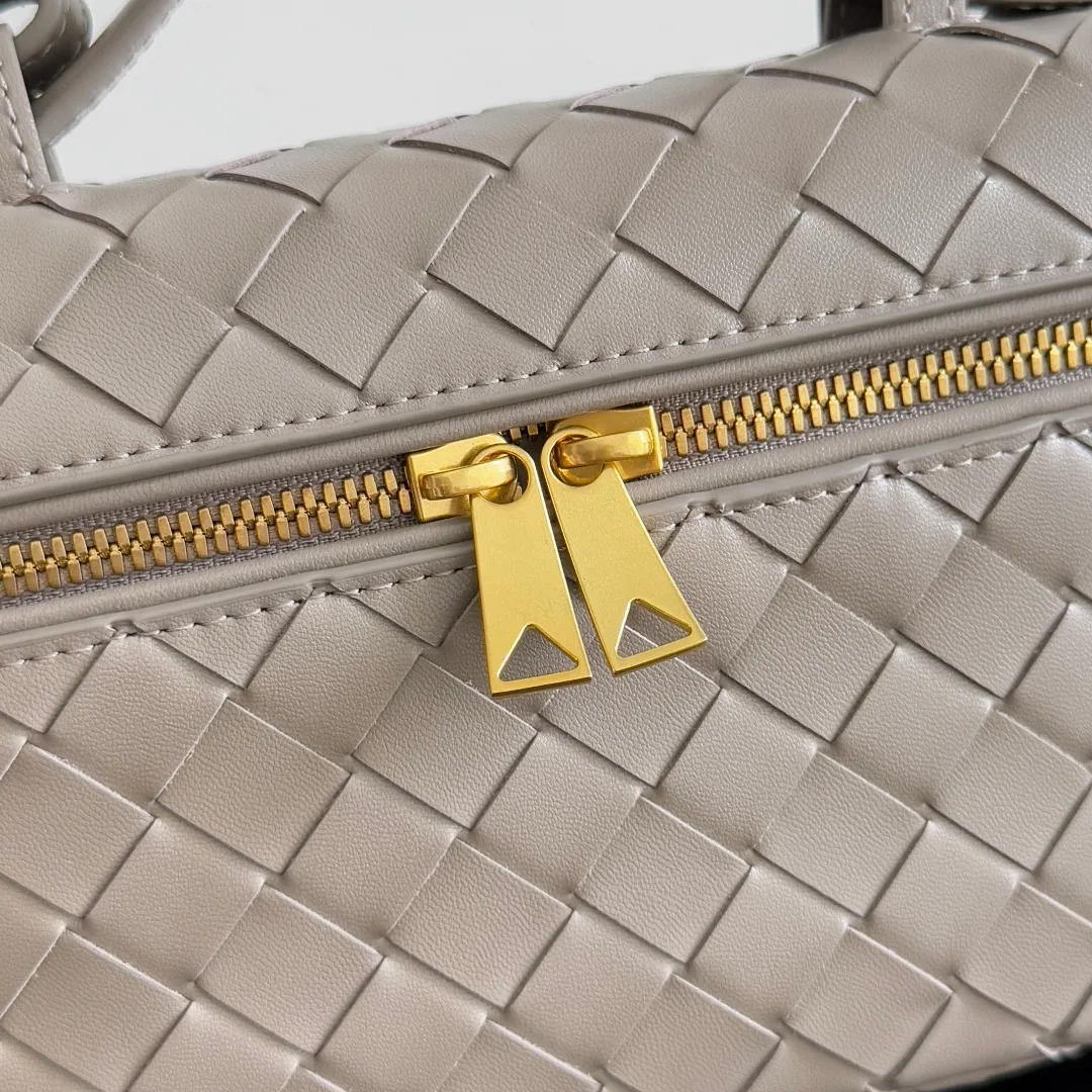 Batch 1360 Bottega Veneta suede series 25 autumn and winter braided zipper crossbody bag. A crossbody bag that can be used as a cosmetic bag. Exquisite weaving and compact body are an indispensable outfit embellishment for the upcoming winter. The double zipper also better protects the bag. It has a large capacity. If you like it, don’t miss it. Style number: 789109 Size: 22*12.5*5cm